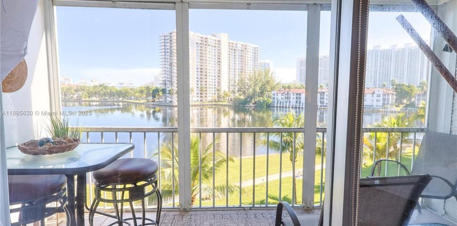 Кондоминиум с 1 спальней в Авентура, Флорида № 1932578