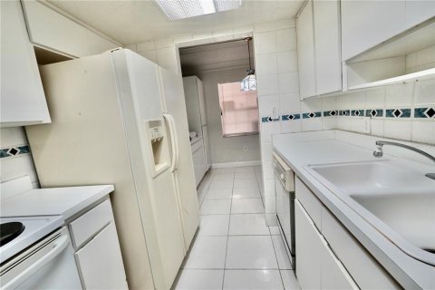 Condo in Tampa, Florida, 2 bedrooms № 2200636 - photo 4
