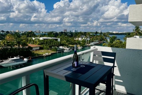 Condo in Bay Harbor Islands, Florida, 2 bedrooms  № 2173072
