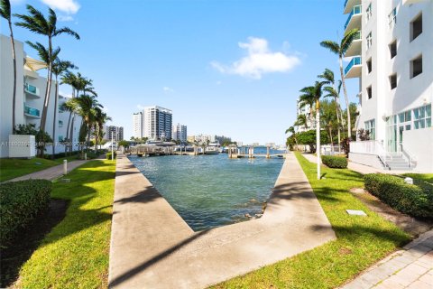 Copropriété à louer à North Bay Village, Floride: 1 chambre, 83.61 m2 № 1946447 - photo 8