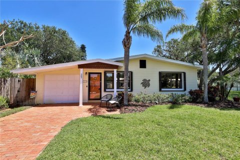House in New Smyrna Beach, Florida 3 bedrooms, 144.56 sq.m. № 1640868 - photo 1