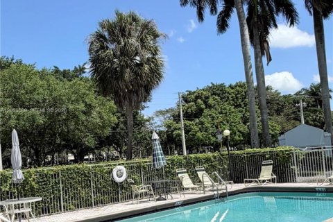 Condo in Plantation, Florida, 2 bedrooms № 2076131 - photo 13