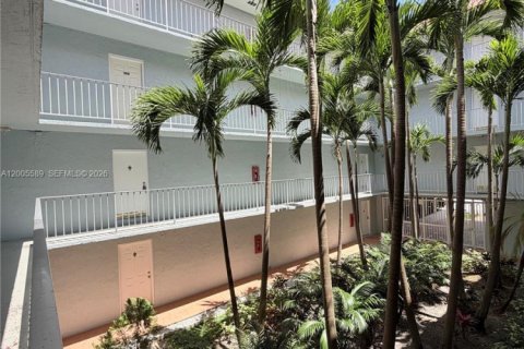 Condo in Plantation, Florida, 2 bedrooms № 2076131 - photo 10