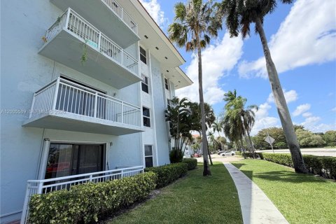 Condo in Plantation, Florida, 2 bedrooms № 2076131 - photo 12