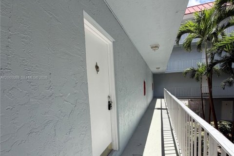 Condo in Plantation, Florida, 2 bedrooms № 2076131 - photo 9