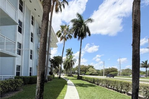 Condo in Plantation, Florida, 2 bedrooms № 2076131 - photo 17