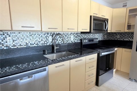 Condo in Plantation, Florida, 2 bedrooms № 2076131 - photo 3