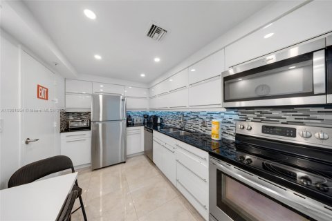 Copropriété à vendre à Hollywood, Floride: 1 chambre, 81.2 m2 № 1956025 - photo 12