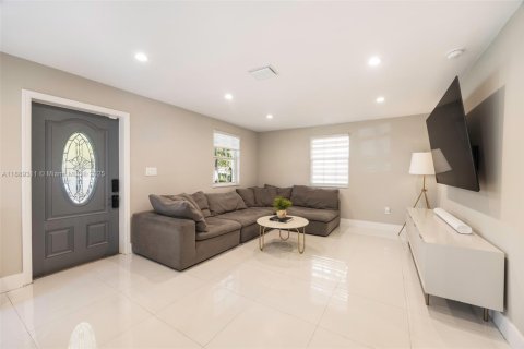 Снять в аренду виллу или дом в Майами, Флорида 4 спальни, 163.97м2, № 1938692 - фото 3