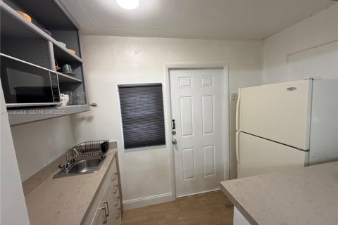 Immobilier commercial à louer à North Miami, Floride: 1 chambre, 129.69 m2 № 2271343 - photo 6