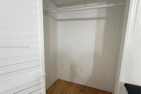 Immobilier commercial à louer à North Miami, Floride: 1 chambre, 129.69 m2 № 2271343 - photo 4