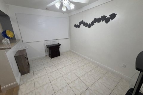 Immobilier commercial à louer à North Miami, Floride: 1 chambre, 129.69 m2 № 2271343 - photo 2