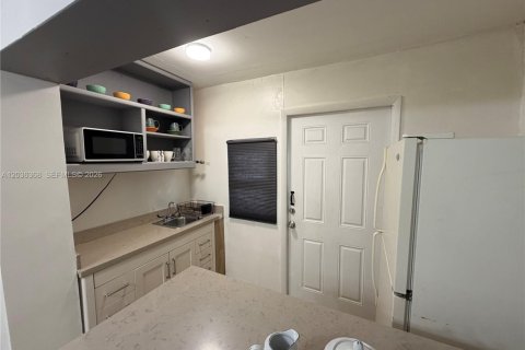 Immobilier commercial à louer à North Miami, Floride: 1 chambre, 129.69 m2 № 2271343 - photo 7