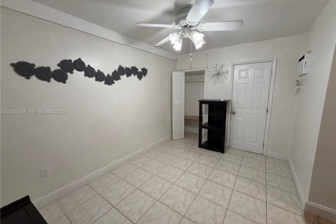 Immobilier commercial à North Miami, Floride 1 chambre, 129.69 m2 № 2271343