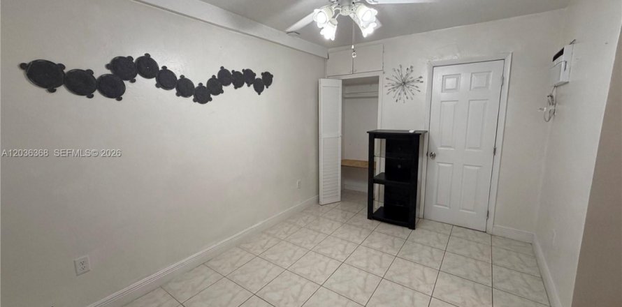 Immobilier commercial à North Miami, Floride 1 chambre, 129.69 m2 № 2271343