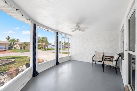 House in Holiday, Florida 2 bedrooms, 99.59 sq.m. № 1905693 - photo 5