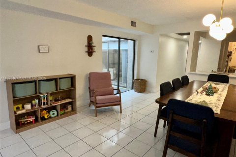 Adosado en alquiler en Pembroke Pines, Florida, 3 dormitorios, 122.91 m2 № 1993656 - foto 11