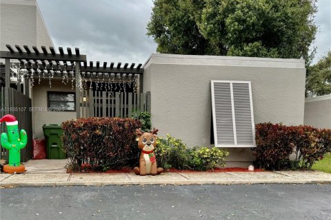 Adosado en alquiler en Pembroke Pines, Florida, 3 dormitorios, 122.91 m2 № 1993656 - foto 1