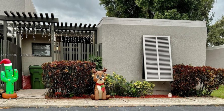 Adosado en Pembroke Pines, Florida 3 dormitorios, 122.91 m2 № 1993656