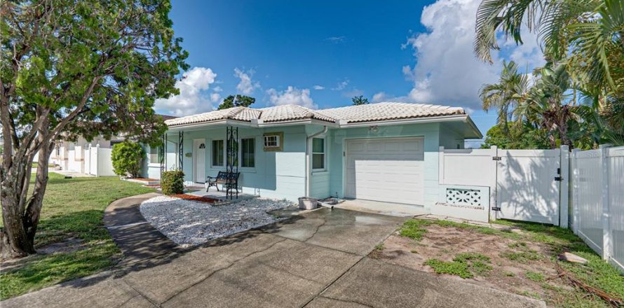 Villa ou maison à Saint Petersburg, Floride 2 chambres, 91.42 m2 № 1876038