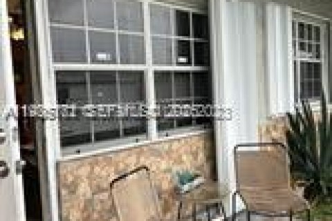 House in Miami, Florida 3 bedrooms, 91.88 sq.m. № 1994670 - photo 2