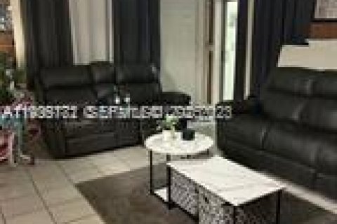 House in Miami, Florida 3 bedrooms, 91.88 sq.m. № 1994670 - photo 3