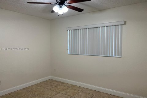 Condominio en alquiler en Hialeah, Florida, 3 dormitorios, 102.19 m2 № 2001916 - foto 12