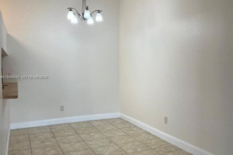 Condominio en alquiler en Hialeah, Florida, 3 dormitorios, 102.19 m2 № 2001916 - foto 5