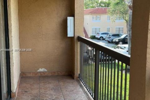 Condominio en alquiler en Hialeah, Florida, 3 dormitorios, 102.19 m2 № 2001916 - foto 24