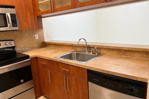 Condominio en alquiler en Hialeah, Florida, 3 dormitorios, 102.19 m2 № 2001916 - foto 2