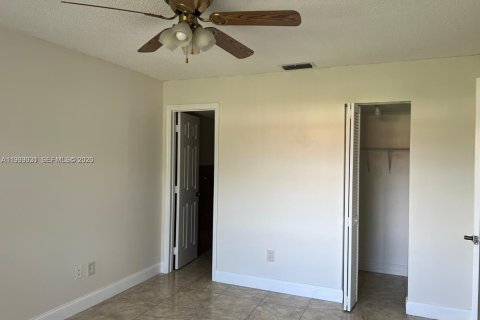 Condominio en alquiler en Hialeah, Florida, 3 dormitorios, 102.19 m2 № 2001916 - foto 7