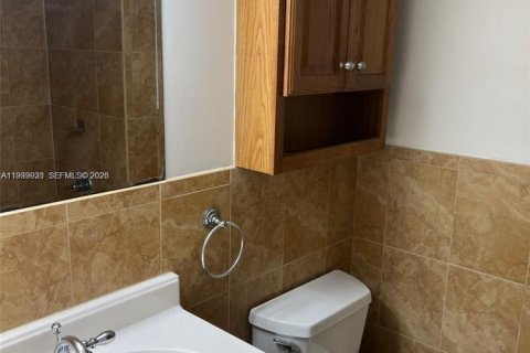 Condominio en alquiler en Hialeah, Florida, 3 dormitorios, 102.19 m2 № 2001916 - foto 18