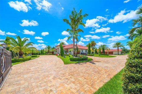House in Southwest Ranches, Florida 5 bedrooms, 433.2 sq.m. № 1794360 - photo 14