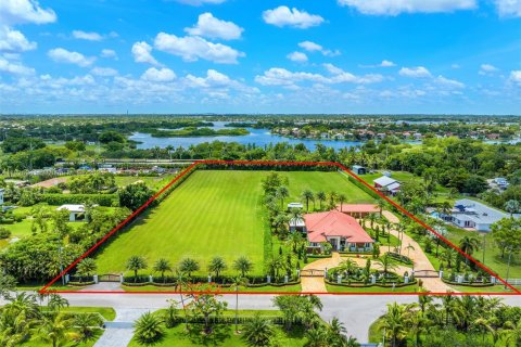 House in Southwest Ranches, Florida 5 bedrooms, 433.2 sq.m. № 1794360 - photo 1