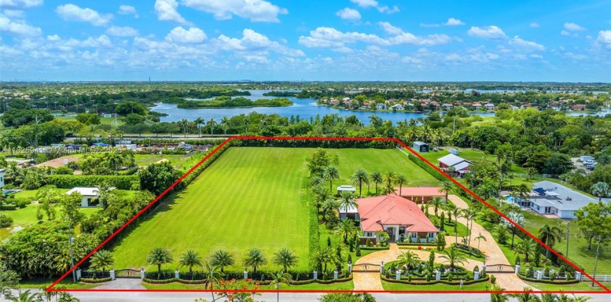 House in Southwest Ranches, Florida 5 bedrooms, 433.2 sq.m. № 1794360