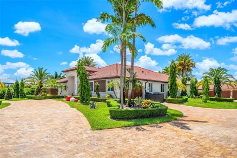 House in Southwest Ranches, Florida 5 bedrooms, 433.2 sq.m. № 1794360 - photo 11