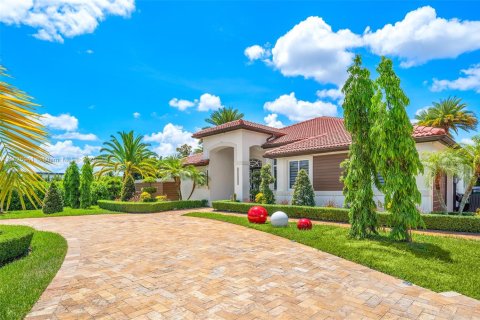 House in Southwest Ranches, Florida 5 bedrooms, 433.2 sq.m. № 1794360 - photo 15