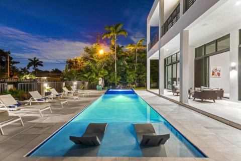 Снять в аренду виллу или дом в Форт-Лодердейл, Флорида 6 спален, 406.91м2, № 2015097 - фото 2