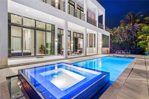 House in Fort Lauderdale, Florida 6 bedrooms, 406.91 sq.m. № 2015097