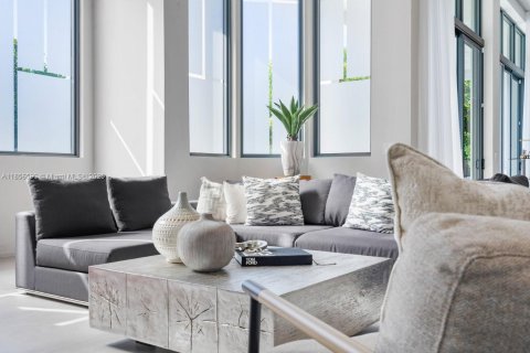 Снять в аренду виллу или дом в Форт-Лодердейл, Флорида 6 спален, 406.91м2, № 2015097 - фото 8