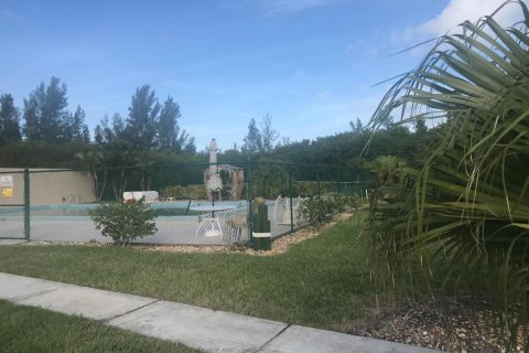 House in Hutchinson Island South, Florida 2 bedrooms, 114.64 sq.m. № 835870 - photo 1