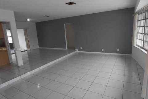 House in Hollywood, Florida 3 bedrooms, 162.86 sq.m. № 2013220 - photo 19