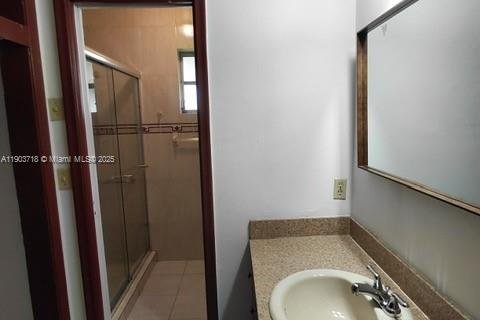 House in Hollywood, Florida 3 bedrooms, 162.86 sq.m. № 2013220 - photo 8