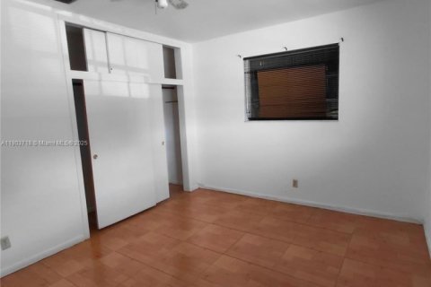 House in Hollywood, Florida 3 bedrooms, 162.86 sq.m. № 2013220 - photo 6