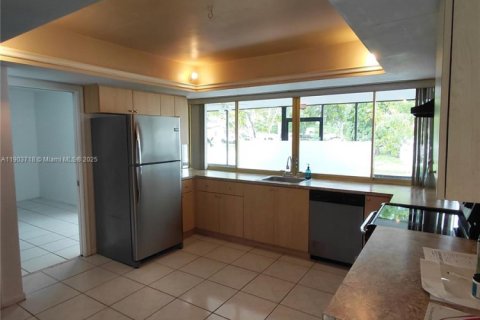 House in Hollywood, Florida 3 bedrooms, 162.86 sq.m. № 2013220 - photo 9