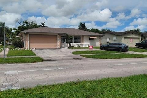 House in Hollywood, Florida 3 bedrooms, 162.86 sq.m. № 2013220 - photo 18