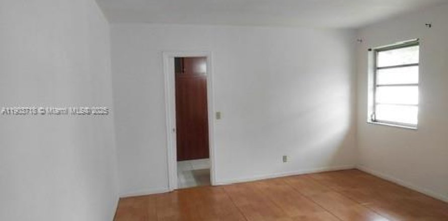 House in Hollywood, Florida 3 bedrooms, 162.86 sq.m. № 2013220