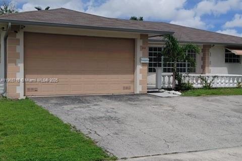 House in Hollywood, Florida 3 bedrooms, 162.86 sq.m. № 2013220 - photo 14