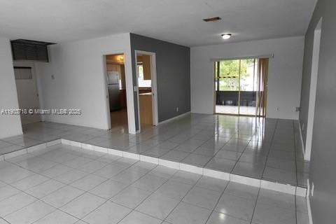 House in Hollywood, Florida 3 bedrooms, 162.86 sq.m. № 2013220 - photo 12