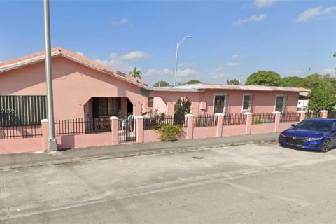 House in Hialeah, Florida 5 bedrooms, 254.27 sq.m. № 1948083 - photo 1